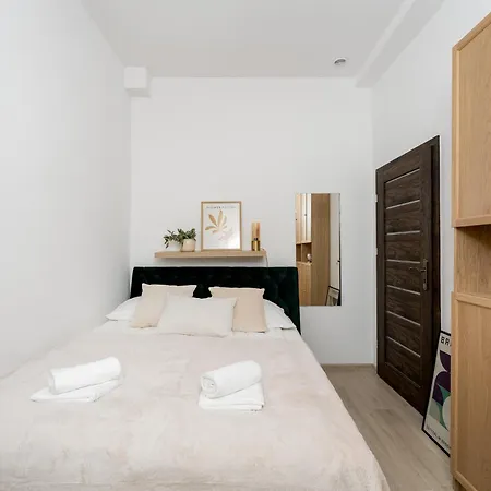 Quiet • 1br • Old Town • A/c & Elevator Апартаменты *